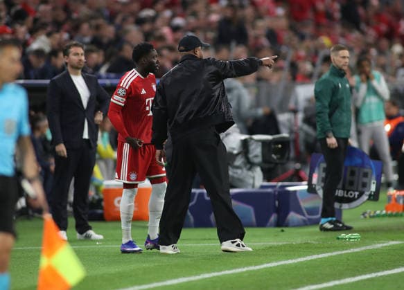 Football, Men, Champions League, Season 2025 2026, FC Bayern Munich Paris Saint Germain, Semi-final second leg, Allianz Arena Alphonso Davies FC Bayern Munich left with Vincent Kompany, Coach FC Bayern Munich right last instructions before his substitution