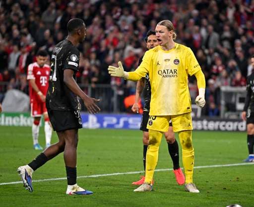 06 05 2026, Football UEFA Championsleague 2025 2026 semi-final second leg, FC Bayern Munich Paris St Germain, in the Allianz Arena Munich, f l Willian Pacho FC Paris Saint Germain and goalkeeper Matvey Safonov FC Paris Saint Germain clap DFL and DFB regulations prohibit any use of photographs as image sequences and or quasi video