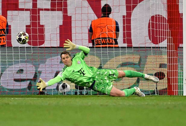 06 05 2026, Football UEFA Championsleague 2025 2026 semi-final second leg, FC Bayern Munich Paris St Germain, in the Allianz Arena Munich, goalkeeper Manuel Neuer FC Bayern Munich chases the ball DFL and DFB regulations prohibit any use of photographs as image sequences and or quasi video