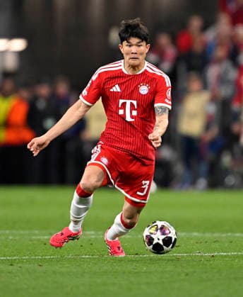 06 05 2026, Football UEFA Championsleague 2025 2026 semi-final second leg, FC Bayern Munich Paris St Germain, in the Allianz Arena Munich, Min jae Kim Bayern Munich, Minjae Kim on the ball DFL and DFB regulations prohibit any use of photographs as image sequences and or quasi video