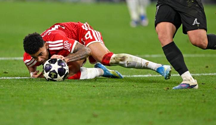 06 05 2026, Football UEFA Championsleague 2025 2026 semi-final second leg, FC Bayern Munich Paris St Germain, in the Allianz Arena Munich, Luis Diaz FC Bayern Munich on the ground DFL and DFB regulations prohibit any use of photographs as image sequences and or quasi video