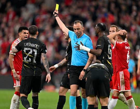 06 05 2026, Football UEFA Championsleague 2025 2026 semi-final second leg, FC Bayern Munich Paris St Germain, at the Allianz Arena Munich, referee Joao Pinheiro Portugal shows Luis Diaz FC Bayern Munich the yellow card, from l Luis Diaz FC Bayern Munich , Lucas Hernandez FC Paris Saint Germain , referee Joao Pinheiro Portugal , Willian Pacho FC Paris Saint Germain and Joshua Kimmich FC Bayern Munich DFL and DFB regulations prohibit any use of photographs as image sequences and or quasi video