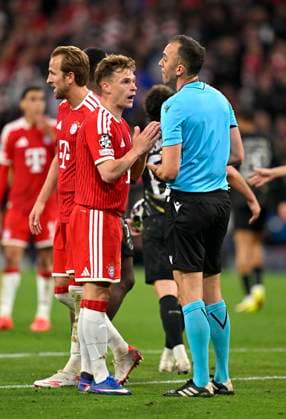 06 05 2026, Football UEFA Championsleague 2025 2026 semi-final second leg, FC Bayern Munich Paris St Germain, at Allianz Arena Munich, referee Joao Pinheiro Portugal discusses with Joshua Kimmich FC Bayern Munich DFL and DFB regulations prohibit any use of photographs as image sequences and or quasi video