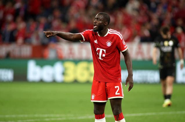 Football, Men, Champions League, 2025 2026 season, FC Bayern Munich Paris Saint Germain, semi-final second leg, Allianz Arena Dayot Upamecano FC Bayern Munich raises right arm, show, point