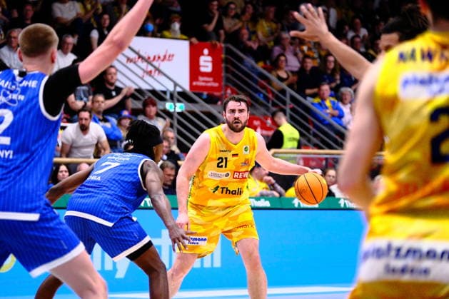 ProA Playoffs Quarterfinals Phoenix Hagen vs PS Karlsruhe LIONS, Hagen, 06 05 2026, Ischelandhalle Hagen Tim Uhlemann 21, Phoenix Hagen, PF is looking for a passing lane and is defended by Wesley Chima Oba 7, PS Karlsruhe LIONS, C ProA Playoffs Quarterfinals Phoenix Hagen vs PS Karlsruhe LIONS, Hagen, 06 05 2026, Ischelandhalle Hagen Copyright: xBEAUTIFULxSPORTS Piepenstockx
