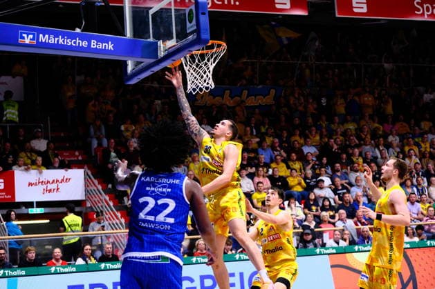 ProA Playoffs Quarterfinals Phoenix Hagen vs PS Karlsruhe LIONS, Hagen, 06 05 2026, Ischelandhalle Hagen Jeffrey Carroll 30, Phoenix Hagen, SF with a lay-up ProA Playoffs Quarterfinals Phoenix Hagen vs PS Karlsruhe LIONS, Hagen, 06 05 2026, Ischelandhalle Hagen Copyright: xBEAUTIFULxSPORTS Piepenstockx