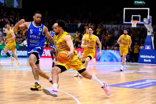 ProA Playoffs Quarterfinals Phoenix Hagen vs PS Karlsruhe LIONS, Hagen, 06 05 2026, Ischelandhalle Hagen Marcus Henri Graves 0, Phoenix Hagen, PG moving towards the basket, defended by Tyrese Williams 5, PS Karlsruhe LIONS, SG ProA Playoffs Quarterfinals Phoenix Hagen vs PS Karlsruhe LIONS, Hagen, 06 05 2026, Ischelandhalle Hagen Copyright: xBEAUTIFULxSPORTS Piepenstockx