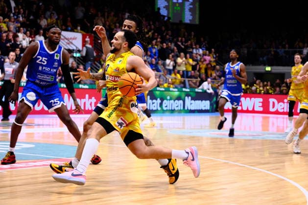 ProA Playoffs Quarterfinals Phoenix Hagen vs PS Karlsruhe LIONS, Hagen, 06 05 2026, Ischelandhalle Hagen Marcus Henri Graves 0, Phoenix Hagen, PG shortly before the basket on the move to the basket ProA Playoffs Quarterfinals Phoenix Hagen vs PS Karlsruhe LIONS, Hagen, 06 05 2026, Ischelandhalle Hagen Copyright: xBEAUTIFULxSPORTS Piepenstockx