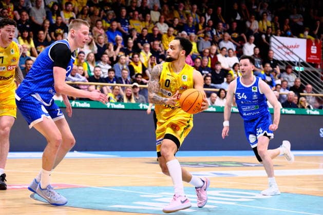 ProA Playoffs Quarterfinals Phoenix Hagen vs PS Karlsruhe LIONS, Hagen, 06 05 2026, Ischelandhalle Hagen Marcus Henri Graves 0, Phoenix Hagen, PG looking for a teammate for a pass ProA Playoffs Quarterfinals Phoenix Hagen vs PS Karlsruhe LIONS, Hagen, 06 05 2026, Ischelandhalle Hagen Copyright: xBEAUTIFULxSPORTS Piepenstockx