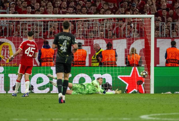 Soccer, Men, 2025 2026 season, Champions League semi-final, second leg , FC Bayern Munich Paris St Germain, f l Aleksandar Pavlovic Bayern Munich , Lucas Beraldo PSG , Goalkeeper Manuel Neuer Bayern Munich , 06 05 2026, Copyright: xMatthiasxKochx