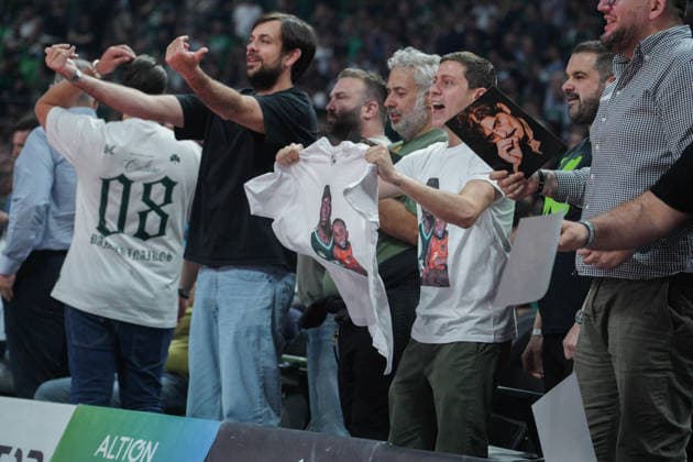 May 6, 2026, Athens, Athens, Greece: Panathinaikos supporters attempt to provoke the Valencia players during the EuroLeague Playoffs Game 3 between Panathinaikos and Valencia at Telekom Center Athens in Athens, Greece on May 6, 2026. EuroLeague Playoffs: Panathinaikos Vs Valencia  - ZUMAa226 20260506_zip_a226_008 Copyright: xGiorgosxArapekosx