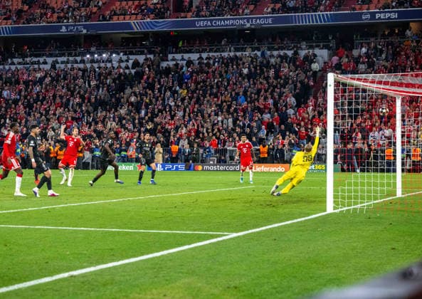Soccer, Men, 2025 2026 season, Champions League semi-final, second leg , FC Bayern Munich Paris St Germain, Harry Kane Bayern Munich scores the goal to 1 1 against Willian Pacho PSG , Warren Zaire Emery PSG and goalkeeper Matvey Safonov PSG , 06 05 2026, Copyright: xMatthiasxKochx