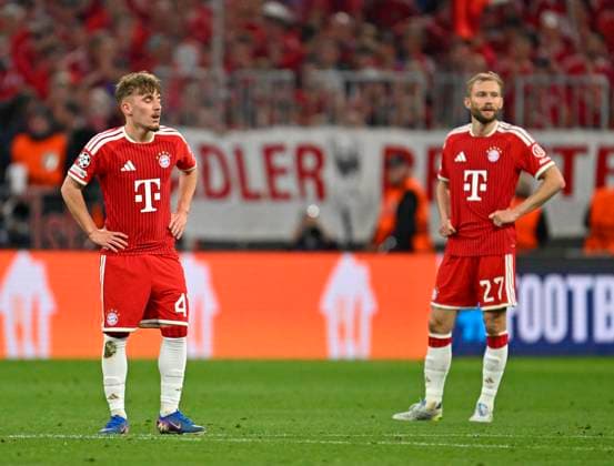 06 05 2026, Football UEFA Championsleague 2025 2026 semi-final second leg, FC Bayern Munich Paris St Germain, in the Allianz Arena Munich, f l Lennart Karl FC Bayern Munich and Konrad Laimer FC Bayern Munich pensive DFL and DFB regulations prohibit any use of photographs as image sequences and or quasi video