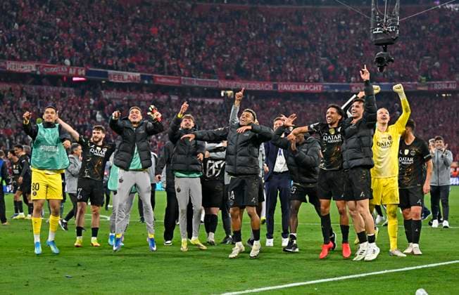 06 05 2026, Football UEFA Championsleague 2025 2026 semi-final second leg, FC Bayern Munich Paris St Germain, in the Allianz Arena Munich, The Paris players celebrate and dance DFL and DFB regulations prohibit any use of photographs as image sequences and or quasi video