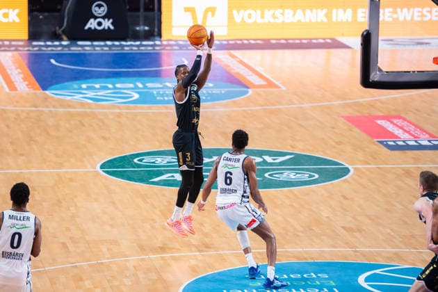 ProA Playoff Quarterfinal Game 1 Eisbären Bremerhaven vs Artland Dragons, 06 05 2026 Amir Jabbar Hinton Artland Dragons, 3 , Carlos Deshawn Carter Eisbären Bremerhaven, 6 ProA Playoff Quarterfinal Game 1 Eisbären Bremerhaven vs Artland Dragons on 06 05 2026 in Bremen ÖVB Arena , Germany, Copyright: xBEAUTIFULxSPORTS Neddermannx