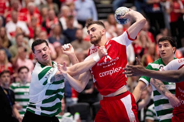 CL Men s Handball Aalborg Handball Sporting Clube de Portugal Aalborg s Mads Hoxer in action with Sporting Clube de Portugal s Salvador Salvador during the EHF Champions League quarter final return match between Aalborg Handball and Sporting Clube de Portugal in Sparekassen Danmark Arena Photo Bo Amstrup Ritzau Scanpix , Aalborg Denmark Mors  Copyright: BoxAmrstrupx xRitzauxScanpix BoxAmstrupx spdk20260506-232844-L
