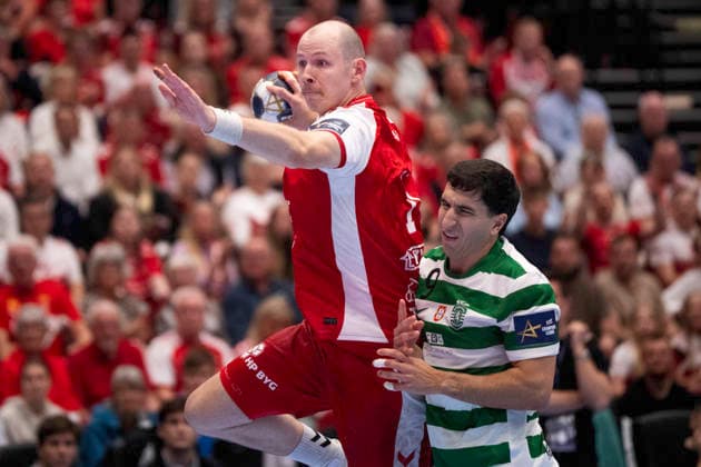 CL Men s Handball Aalborg Handball Sporting Clube de Portugal Aalborg s Simon Hald in action with Sporting Clube de Portugal s Pedro Martinez during the EHF Champions League quarter final return match between Aalborg Handball and Sporting Clube de Portugal at Sparekassen Danmark Arena Photo Bo Amstrup Ritzau Scanpix , Aalborg Denmark Mors  Copyright: BoxAmrstrupx xRitzauxScanpix BoxAmstrupx spdk20260506-233710-L