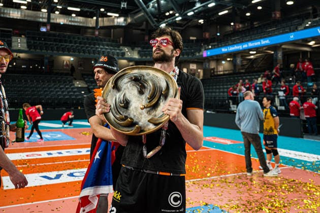 Volleyball I Herren I Saison 2025-2026 I Bundesliga I Finale I SVG Lüneburg - Berlin Recycling Volleys I 06.05.2026 Jake Hanes (22, Berlin Recycling Volleys) hält die Meisterschale *** Volleyball I Men I Season 2025 2026 I Bundesliga I Final I SVG Lüneburg Berlin Recycling Volleys I 06 05 2026 Jake Hanes 22, Berlin Recycling Volleys holds the championship trophy Copyright: xLobeca Björn-OlexKehmx