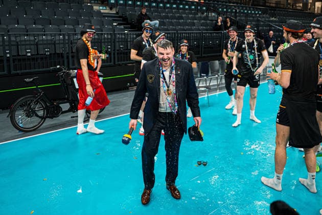 Volleyball I Men I Season 2025 2026 I Bundesliga I Final I SVG Lüneburg Berlin Recycling Volleys I 06 05 2026 Markus Steuerwald Co Coach, Berlin Recycling Volleys after a beer shower Copyright: xLobeca Björn-OlexKehmx