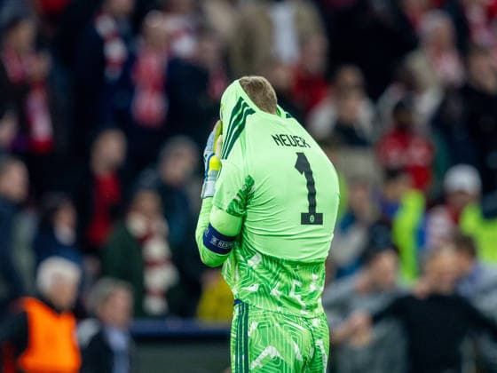 Enttaeuscht . . . Bayerns 1 Torwart Manuel NEUER nach Spielende. Fussball: Bayern - Paris 1:1. Fußball Championsleague, FC Bayern München - Paris Saint Germain, Halbfinale, Rückspiel, Saison 2025-2026, am 6.05.2026 in Muenchen, A L L I A N Z A R E N A, Deutschland. Quelle Copyright Credit : Oryk HAIST *** Disappointed Bayern 1 goalkeeper Manuel NEUER after the end of the match Football Bayern Paris 1 1 Football Champions League, FC Bayern Munich Paris Saint Germain, semi-final, second leg, 2025 2026 season, on 6 05 2026 in Munich, A L L I A N Z A R E N A, Germany Source Copyright Credit Oryk HAIST xFUSSBALL-BAYERN-PARISx
