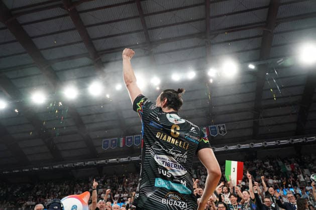 VOLLEY - Superlega Serie A - Playoff Scudetto - Final - Sir Susa Scai Perugia vs Cucine Lube Civitanova Giannelli Simone of Sir Susa Scai Perugia Celebrates the victory of Italian Champions after the match between Sir Susa Scai Perugia and Cucine Lube Civitanova, Super League Championship Credem Banca 2025 2026, Race 3 of the Final of the Scudetto at the Palabarton Perugia, Italy, on May 06, during Playoff Scudetto - Final - Sir Susa Scai Perugia vs Cucine Lube Civitanova, Volleyball Italian Serie A Men Superleague match in Perugia, Italy, May 06 2026 Perugia Italy  Copyright: xIPAxSport ABACAx
