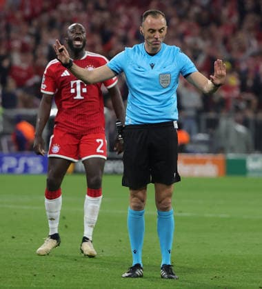 06 05 2026, FC Bayern vs Paris Saint Germain, Allianz Arena Muenchen, Football, Sport, in picture Dayot Upamecano FC Bayern Muenchen disagree with referee Joao Pinheiro POR