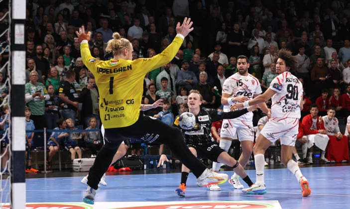 Goalkeeper Mikael Appelgren, Tobias Schjoelberg Groendahl throws, Ahmed Hesham Elsayed Moham, Ismail Mohamed Zeinelabedin Ali duel Game scene Action Sport Handball CL Champions League Champions League Mens quarter-final second leg season 2025 2026 06 05 2026 Füchse Berlin vs Veszprem HC in the Max Schmeling Halle
