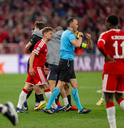 06 05 2026, Football UEFA Champions League 2025 2026 semi-final second leg, FC Bayern Munich Paris St Germain, at the Allianz Arena Munich, li Joshua Kimmich FC Bayern Munich angrily attacks the referee Joao Pinheiro POR after the final whistle He shows him a yellow card