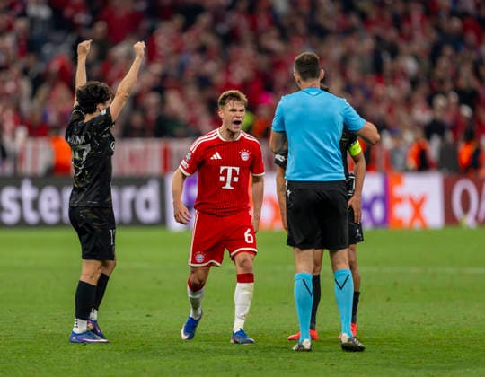 06.05.2026, Fussball UEFA Championsleague 2025 2026: Halbfinale Rückpiel, FC Bayern München - Paris St. Germain, in der Allianz-Arena München, mitte: Joshua Kimmich (FC Bayern München) geht nach dem Schlusspfiff wütend auf den Schiedsrichter Joao Pinheiro (POR) los. *** 06 05 2026, Football UEFA Championsleague 2025 2026 semi-final second leg, FC Bayern Munich Paris St Germain, in the Allianz Arena Munich, center Joshua Kimmich FC Bayern Munich angrily attacks the referee Joao Pinheiro POR after the final whistle