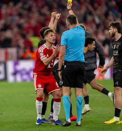 06 05 2026, Football UEFA Champions League 2025 2026 semi-final second leg, FC Bayern Munich Paris St Germain, at the Allianz Arena Munich, li Joshua Kimmich FC Bayern Munich angrily attacks the referee Joao Pinheiro POR after the final whistle He shows him a yellow card