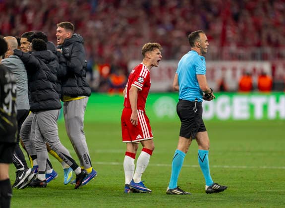 06 05 2026, Football UEFA Champions League 2025 2026 semi-final second leg, FC Bayern Munich Paris St Germain, at the Allianz Arena Munich, 2 v re Joshua Kimmich FC Bayern Munich angrily attacks the referee Joao Pinheiro POR after the final whistle He shows him a yellow card