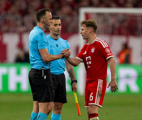 06 05 2026, Football UEFA Championsleague 2025 2026 semi-final second leg, FC Bayern Munich Paris St Germain, in the Allianz Arena Munich, Trot anger in the stomach, Joshua Kimmich right, FC Bayern Munich shakes hands with the referee Joao Pinheiro left, POR after the match