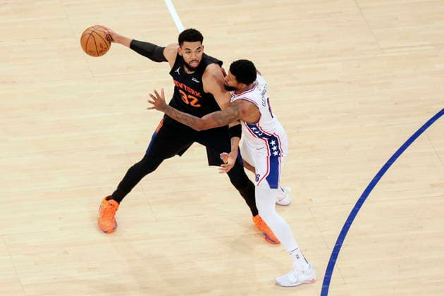 NBA, Basketball Herren, USA Playoffs - Philadelphia 76ers at New York Knicks New York Knicks center Karl-Anthony Towns (L) in action against Philadelphia 76ers forward Paul George (R) during Game 2 of the NBA Eastern Conference semifinals between the Philadelphia 76ers and New York Knicks at Madison Square Garden in New York, New York, USA, 06 May 2026. NEW YORK NEW YORK UNITED STATES  Copyright: xSARAHxYENESELx