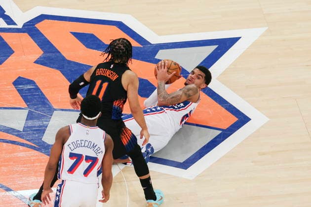 NBA, Basketball Herren, USA Playoffs - Philadelphia 76ers at New York Knicks Philadelphia 76ers forward Dominick Barlow (R) in action during Game 2 of the NBA Eastern Conference semifinals between the Philadelphia 76ers and New York Knicks at Madison Square Garden in New York, New York, USA, 06 May 2026. NEW YORK NEW YORK UNITED STATES  Copyright: xSARAHxYENESELx