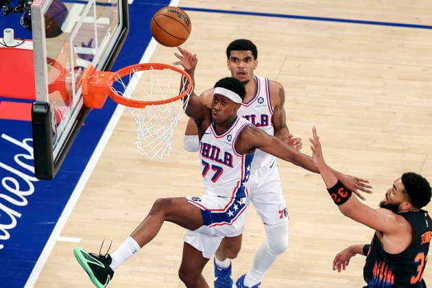 NBA, Basketball Herren, USA Playoffs - Philadelphia 76ers at New York Knicks Philadelphia 76ers guard VJ Edgecombe (L) in action during Game 2 of the NBA Eastern Conference semifinals between the Philadelphia 76ers and New York Knicks at Madison Square Garden in New York, New York, USA, 06 May 2026. NEW YORK NEW YORK UNITED STATES  Copyright: xSARAHxYENESELx