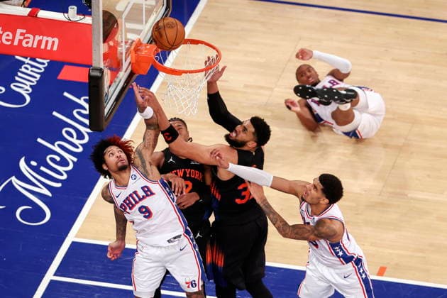 NBA, Basketball Herren, USA Playoffs - Philadelphia 76ers at New York Knicks Philadelphia 76ers guard Kelly Oubre Jr. (L), New York Knicks guard Miles McBride (2-L), New York Knicks center Karl-Anthony Towns (2-R) and Philadelphia 76ers forward Dominick Barlow (R, botttom) in action during Game 2 of the NBA Eastern Conference semifinals between the Philadelphia 76ers and New York Knicks at Madison Square Garden in New York, New York, USA, 06 May 2026. NEW YORK NEW YORK UNITED STATES  Copyright: xSARAHxYENESELx
