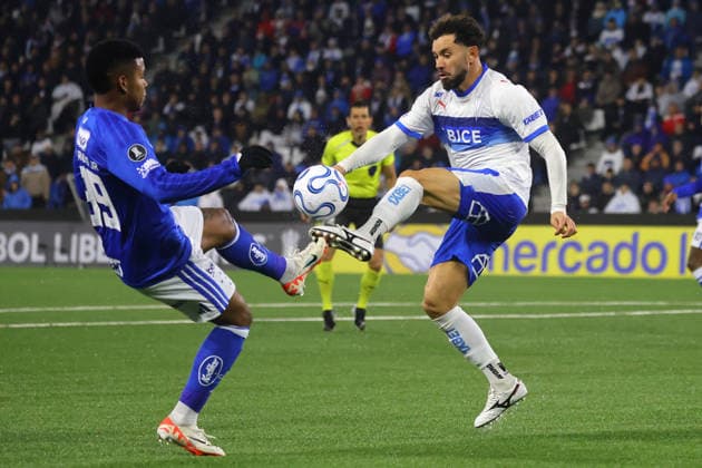 Futbol, Universidad Catolica vs Cruzeiro Fase de grupos, Copa Libertadores 2026. El jugador de Universidad Catolica Eugenio Mena, derecha, disputa el balon contra Keny Arroyo de Cruzeiro durante el partido de copa libertadores por el grupo D disputado en el estadio Claro Arena en Santiago, Chile. 06 05 2026 Jonnathan Oyarzun Photosport Football, Universidad Catolica vs Cruzeiro Group stage, Copa Libertadores 2026. Universidad Catolica™s player Eugenio Mena, right, vies for the ball against Keny Arroyo of Cruzeiro during the copa libertadores match for group D at the Claro Arena stadium in Santiago, Chile. 06 05 2026 Jonnathan Oyarzun Photosport Universidad Catolica vs Cruzeiro, Copa Libertadores 2026 