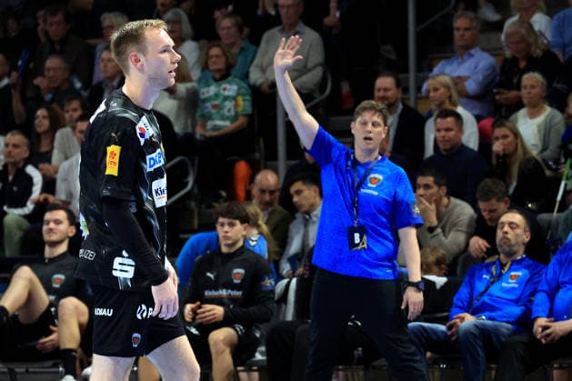 DEU, Machineseeker EHF Champions League, Fuechse Berlin vs One VeszprŽm HC, 06 05 2026, Max Schmeling Halle, Berlin, DEU, Machineseeker EHF Champions League, Fuechse Berlin vs One VeszprŽm HC, in the picture head coach Nicolej Krickau Fuechse Berlin , Fuechse players bench, Mathias Gidsel Fuechse Berlin 19 nordphotoxGmbHx xEngler nph00076