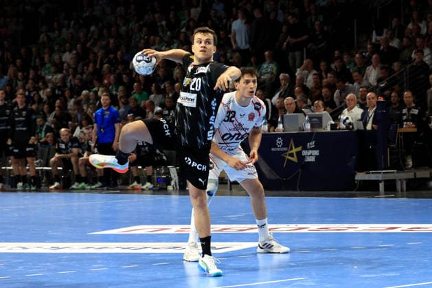 DEU, Machineseeker EHF Champions League, Fuechse Berlin vs One VeszprŽm HC, 06 05 2026, Max Schmeling Halle, Berlin, DEU, Machineseeker EHF Champions League, Fuechse Berlin vs One VeszprŽm HC, in the picture 7m Tim Freihoefer Fuechse Berlin 20 , Yanis Lenne Veszprem 32 nordphotoxGmbHx xEngler nph00076