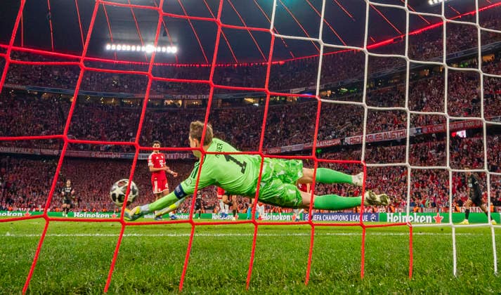 06 05 2026, Football UEFA Championsleague 2025 2026 semi-final second leg, FC Bayern Munich Paris St Germain, in the Allianz Arena Munich, goalkeeper Manuel Neuer FC Bayern Munich rushes to the ball