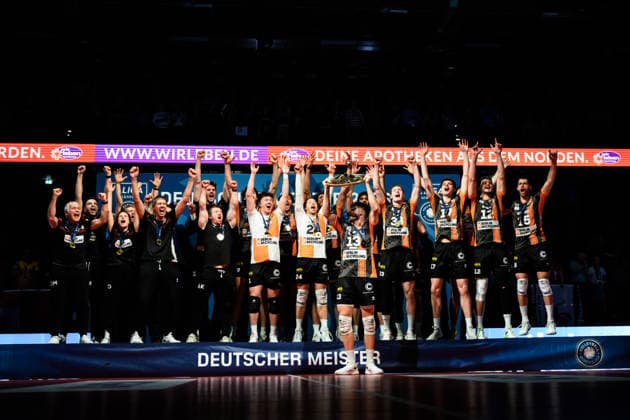 06 05 2026, LKH Arena, Lüneburg Lueneburg Volleyball, Bundesliga Männer Maenner, Play offs, Final, SVG Lüneburg Lueneburg vs Berlin Recycling Volleys Award ceremony German Champion 2026 Berlin Recycling Volleys Ruben Schott 13 Berlin with Meisterschale Trophy