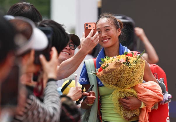 (260507) -- ROME, May 7, 2026 -- Zheng Qinwen takes photos with fans after women s singles round of 64 match between Zheng Qinwen of China and Cristina Bucsa of Spain at the WTA, Tennis Damen Italian Open in Rome, Italy, May 7, 2026. ) (SP)ITALY-ROME-TENNIS-WTA-ITALIAN OPEN-WOMEN S SINGLES WangxKaiyan 