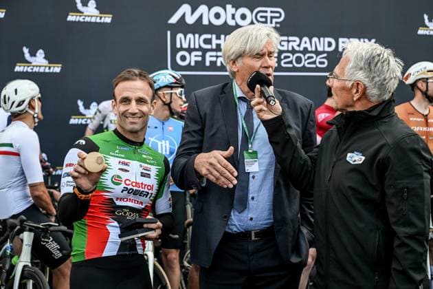 MotoGP Cycling Challenge PHOTOPQR OUEST FRANCE Martin ROCHE ; Le Mans ; 07 05 2026 ; Ce jeudi 07 mai 2026 , le motoGP Cycling challenge lors du Michelin Grand Prix de France moto ( MotoGP Moto GP ) sur le circuit Bugatti du Mans ( Le Mans Sarthe Pays de la Loire ) Le courreur cycliste de la Red Bull-Bora-Hansgrohe Primož Roglic Primoz Roglic était invité tout comme l ex coureur cycliste Mark Cavendish , pour participer au MotoGP Cycling Challenge aux côtés de pilote de MotoGP comme Jorge Martin ( Aprilia Racing ) , Alex Rins ( Monster Energy Yamaha MotoGP ) , Johann Zarco ( n05 Castrol Honda LCR ), Jack Miller ( Prima Pramac Yamaha MotoGP ) ici le maire du Mans Stéphane Le Foll remet une médaille de la ville à Johann Zarco ( n05 Castrol Honda LCR ) Photographe : Martin ROCHE Ouest-France MotoGP cycling challenge at Le Mans in May 7, 2026 Le Mans FRANCE France  Copyright: xPHOTOPQR OUESTxFRANCE MAXPPPxMartinxROCHEx 20260507OFR2876 20260507OFR2876