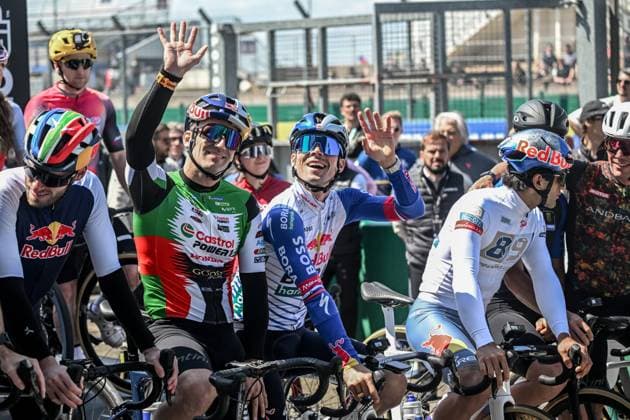 MotoGP Cycling Challenge PHOTOPQR OUEST FRANCE Martin ROCHE ; Le Mans ; 07 05 2026 ; Ce jeudi 07 mai 2026 , le motoGP Cycling challenge lors du Michelin Grand Prix de France moto ( MotoGP Moto GP ) sur le circuit Bugatti du Mans ( Le Mans Sarthe Pays de la Loire ) Le courreur cycliste de la Red Bull-Bora-Hansgrohe Primož Roglic Primoz Roglic était invité tout comme l ex coureur cycliste Mark Cavendish , pour participer au MotoGP Cycling Challenge aux côtés de pilote de MotoGP comme Jorge Martin ( Aprilia Racing ) , Alex Rins ( Monster Energy Yamaha MotoGP ) , Johann Zarco ( n05 Castrol Honda LCR ), Jack Miller ( Prima Pramac Yamaha MotoGP ) ici ( de g à d ) ( en vert ) le pilote de moto GP Johann Zarco ( n05 Castrol Honda LCR ) (en bleu et Blanc ) le courreur cycliste de la Red Bull-Bora-Hansgrohe Primož Roglic Primoz Roglic et (en blanc ) Jorge Martin ( Aprilia Racing ) Photographe : Martin ROCHE Ouest-France MotoGP cycling challenge at Le Mans in May 7, 2026 Le Mans FRANCE France  Copyright: xPHOTOPQR OUESTxFRANCE MAXPPPxMartinxROCHEx 20260507OFR2880 20260507OFR2880