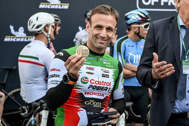 MotoGP Cycling Challenge PHOTOPQR OUEST FRANCE Martin ROCHE ; Le Mans ; 07 05 2026 ; Ce jeudi 07 mai 2026 , le motoGP Cycling challenge lors du Michelin Grand Prix de France moto ( MotoGP Moto GP ) sur le circuit Bugatti du Mans ( Le Mans Sarthe Pays de la Loire ) Le courreur cycliste de la Red Bull-Bora-Hansgrohe Primož Roglic Primoz Roglic était invité tout comme l ex coureur cycliste Mark Cavendish , pour participer au MotoGP Cycling Challenge aux côtés de pilote de MotoGP comme Jorge Martin ( Aprilia Racing ) , Alex Rins ( Monster Energy Yamaha MotoGP ) , Johann Zarco ( n05 Castrol Honda LCR ), Jack Miller ( Prima Pramac Yamaha MotoGP ) ici le maire du Mans Stéphane Le Foll remet une médaille de la ville à Johann Zarco ( n05 Castrol Honda LCR ) Photographe : Martin ROCHE Ouest-France MotoGP cycling challenge at Le Mans in May 7, 2026 Le Mans FRANCE France  Copyright: xPHOTOPQR OUESTxFRANCE MAXPPPxMartinxROCHEx 20260507OFR2881 20260507OFR2881