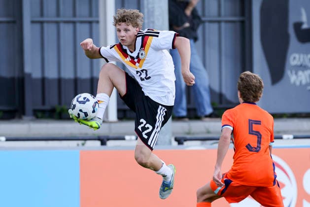 Malte Brumm (Germany) und Willem Loomans (Netherlands) kaempfen um den Ball, UEFA Under 15 friendly - Match 2, Netherlands v Germany, Sportzentrum Vondersweijde am 07. May 2026 in Oldenzaal, Niederlande. (Foto von Marco Steinbrenner DeFodi Images) Malte Brumm (Germany) und Willem Loomans (Netherlands) battle for the ball, UEFA Under 15 friendly - Match 2, Netherlands v Germany, Sportcentrum Vondersweijde, May 7, 2026 in Oldenzaal, Netherlands. (Photo by Marco Steinbrenner DeFodi Images) - *** Malte Brumm Germany and Willem Loomans Netherlands battle for the ball, UEFA Under 15 friendly Match 2, Netherlands v Germany, Sportcentrum Vondersweijde on 07 May 2026 in Oldenzaal, Netherlands Photo by Marco Steinbrenner DeFodi Images Malte Brumm Germany and Willem Loomans Netherlands battle for the ball, UEFA Under 15 friendly Match 2, Netherlands v Germany, Sportcentrum Vondersweijde, May 7, 2026 in Oldenzaal, Netherlands Photo by Marco Steinbrenner DeFodi Images