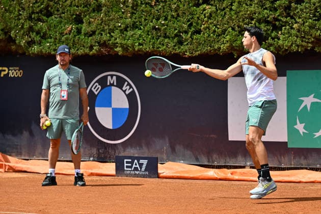 Foto IPP Cavaliere Emiliano. Roma 07 05 2026. Tennis Internazionali d Italia 2026. Nella foto: Luciano Darderi in allenamento seguito dal padre e allenatore Gino Darderi. Italy Photo Press - World Copyright italy ITALY  Copyright: xR4924_italyphotopressx