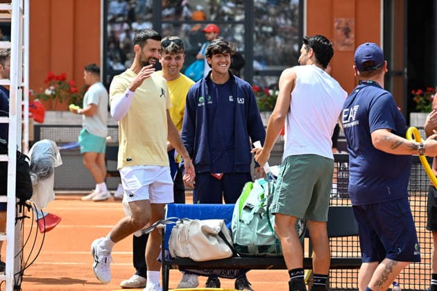 Foto IPP Cavaliere Emiliano. Roma 07 05 2026. Tennis Internazionali d Italia 2026. Nella foto: Novak Djokovic e Luciano Darderi si salutano prima dell allenamento. Italy Photo Press - World Copyright italy ITALY  Copyright: xR4924_italyphotopressx