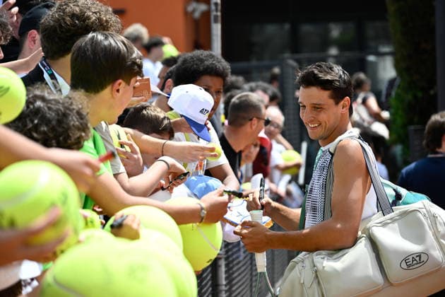 Foto IPP Cavaliere Emiliano. Roma 07 05 2026. Tennis Internazionali d Italia 2026. Nella foto: Luciano Darderi firma autografi. Italy Photo Press - World Copyright italy ITALY  Copyright: xR4924_italyphotopressx