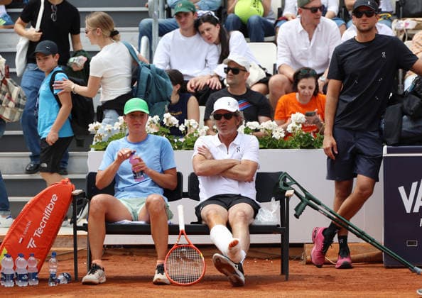 May 7, 2026, Rome, Celestynow, Italy: IGA SWIATEK, her physiotherapist MACIEJ RYSZCZUK of Poland, and her coach FRANCISCO ROIG of Spain during practise session on tennis tournament WTA, Tennis Damen 1000 Internazionali BNL DÃ¢â‚¬â ¢Italia, Rome, Italy. Rome Italy - ZUMAc278 20260507_zsp_c278_005 Copyright: xMarcinxCholewinskix
